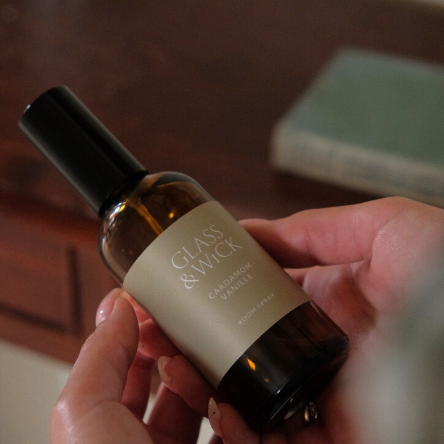 glass and wick cardamom vanille room spray
